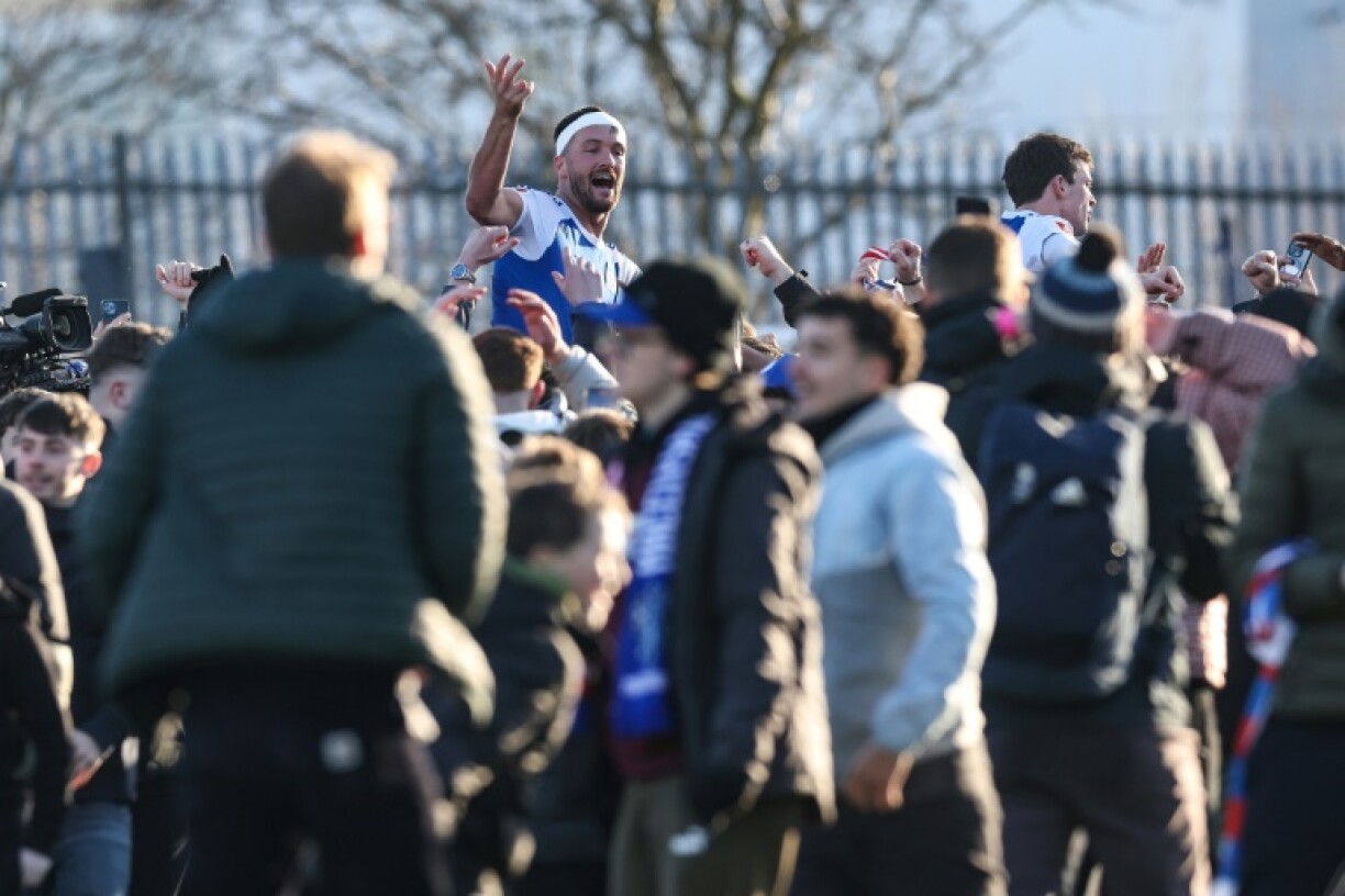 La joie des supporters de Macclesfield, qui portent en triomphe leur joueur Paul Dawson après la victoire en Coupe d'Angleterre contre Crystal Palace.