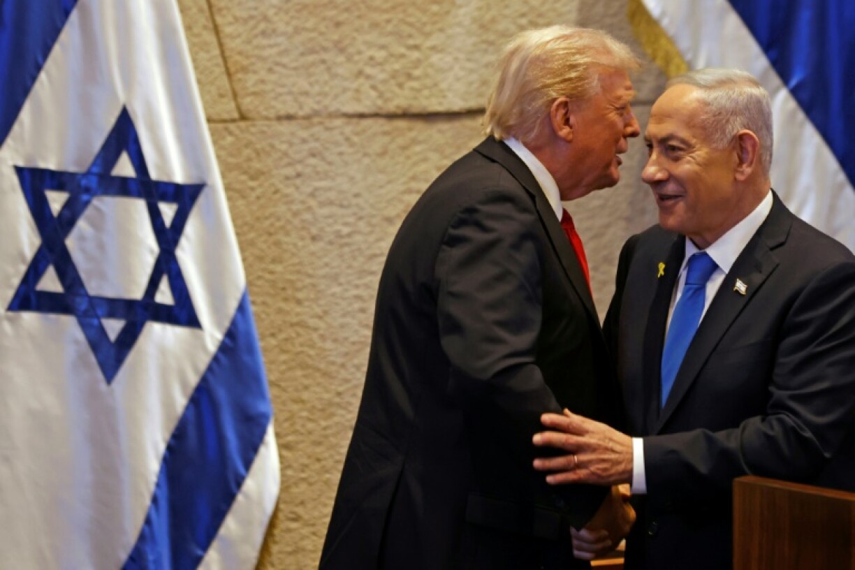 Le président américain Donald Trump (G) serre la main du Premier ministre israélien Benjamin Netanyahu à la Knesset, à Jérusalem, le 13 octobre 2025