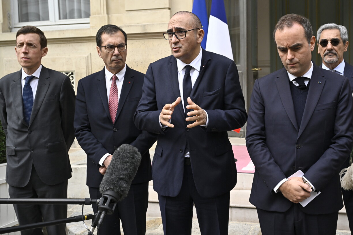 De franséischen Inneminister Laurent Nuñez zesumme mam Educatiounsminister Edouard Geffray (1. vu lénks), dem Aarbechtsminister Jean-Pierre Farandou (2. vu lénks), dem Premier Sébastien Lecornu (riets), an dem de Handelsminister Serge Papin (riets am Hannergrond).