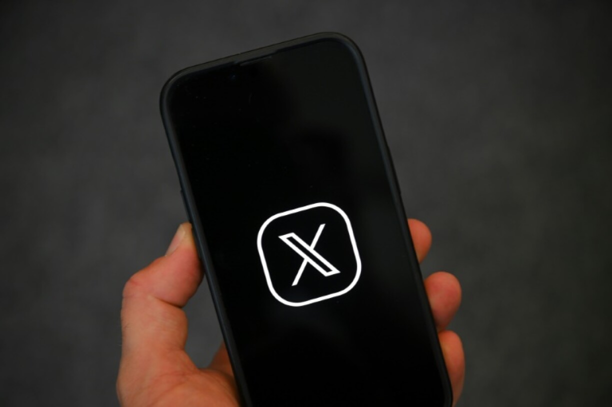 Logo du réseau social X sur un smartphone