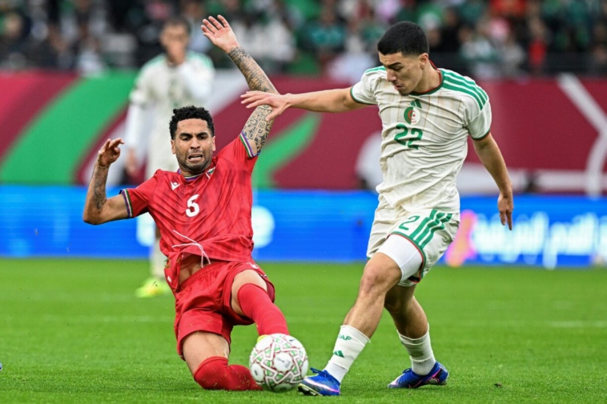 Le Guinéen Omar Mascarell (G) dispute le ballon à l'Algérien Ibrahim Maza lors de la victoire de l'Algérie durant la CAN, le 31 décembre 2025 à Rabat
