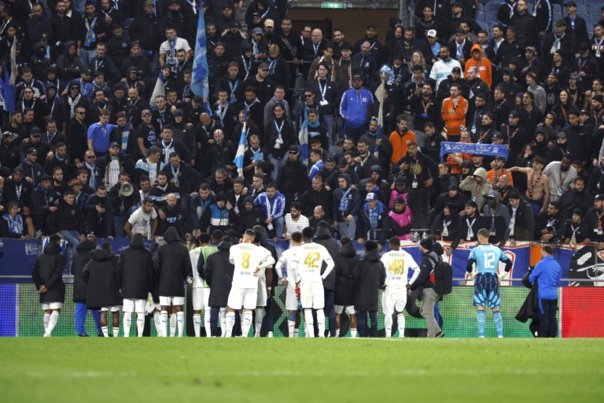 Les joueurs de l'Olympique de Marseille devant leurs supporters après leur défaite sur la pelouse du Sturm Graz en Ligue Europa le 22 octobre 2026 à Graz (Autriche)