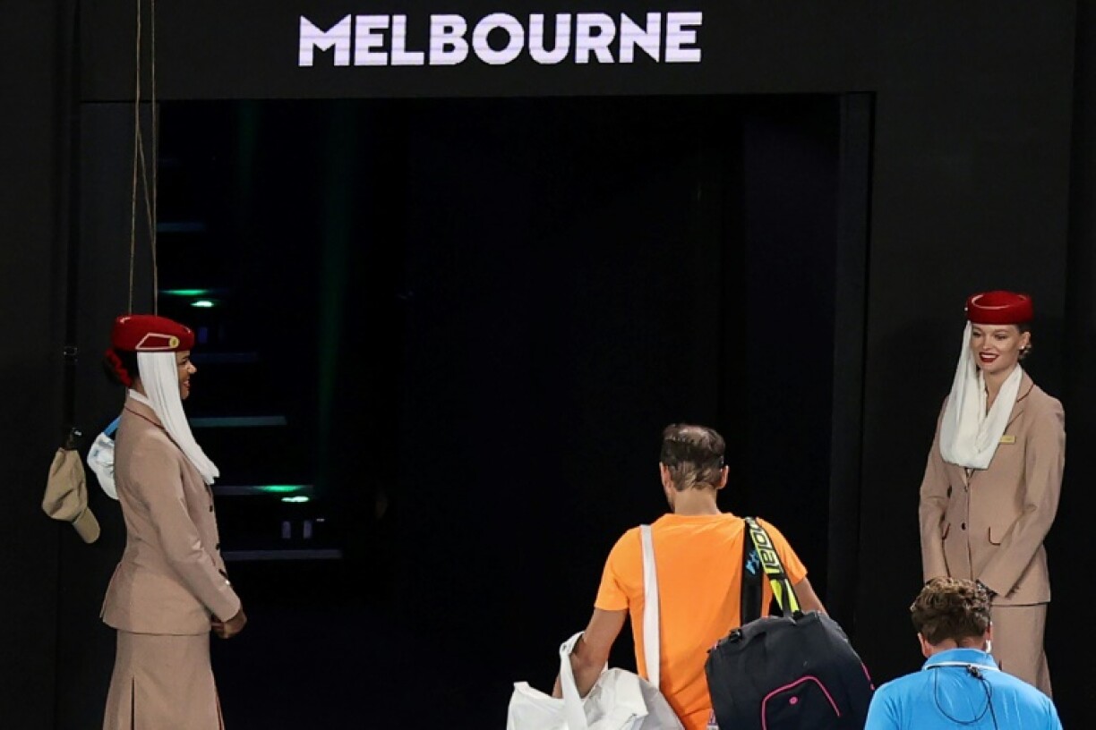 Rafael Nadal quitte le court après sa défaite au 2e tour de l'Open d'Australie, le 18 janvier 2023 à Melbourne
