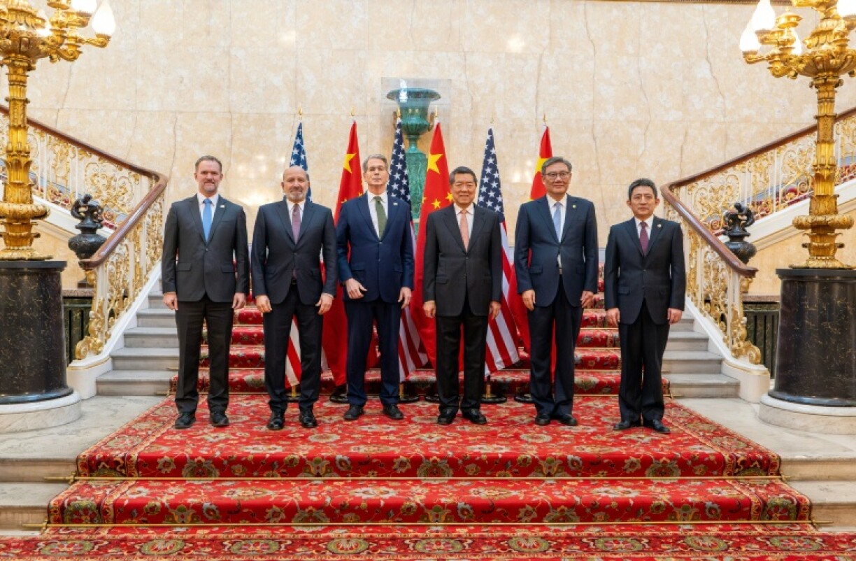 US Trade Representative Jamieson Greer, Commerce Secretary Howard Lutnick, Treasury Secretary Treasury Scott Bessent pose with Chinese Vice Premier He Lifeng, Commerce Minister Wang Wentao, and Vice Commerce Minister Li Chenggang in London