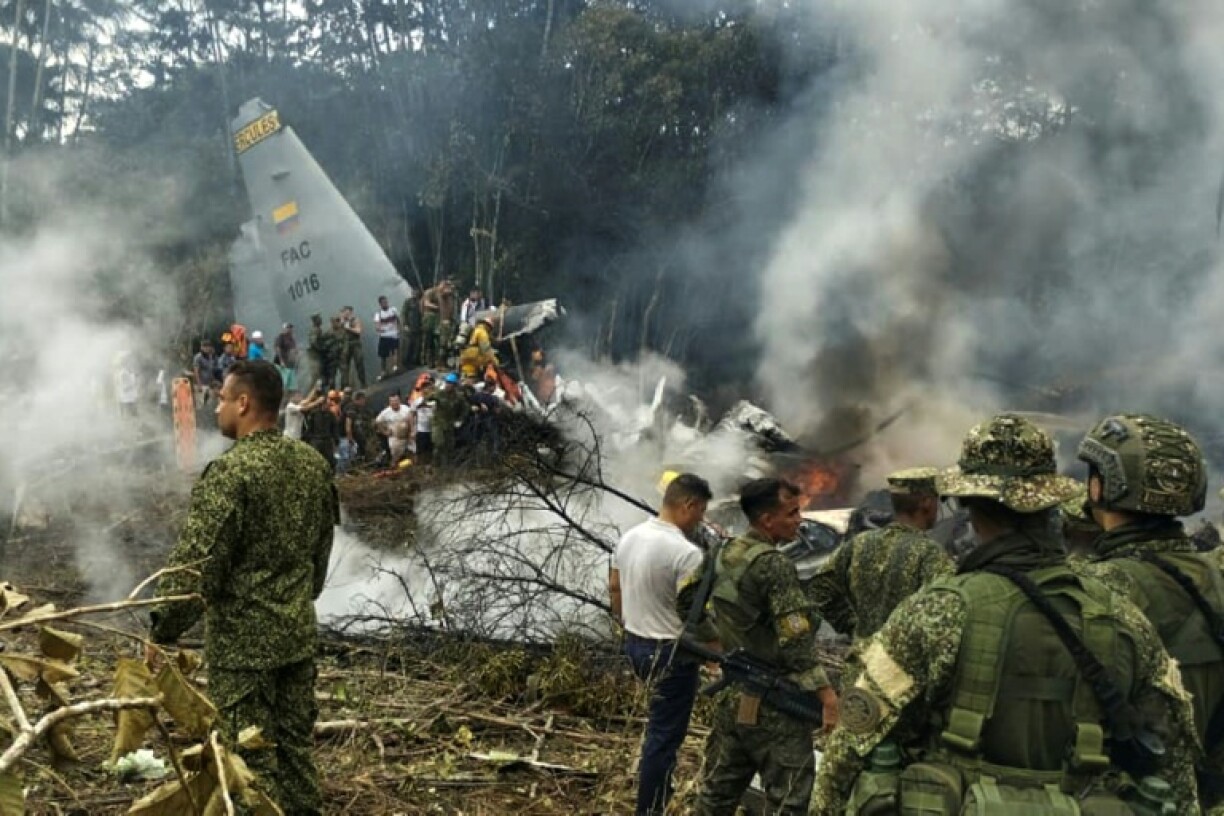 Des soldats et des secouristes près d'un Hercules de l'armée de l'air colombienne après le crash de l'appareil au décollage à Puerto Leguizamo, en Colombie, le 23 mars 2026