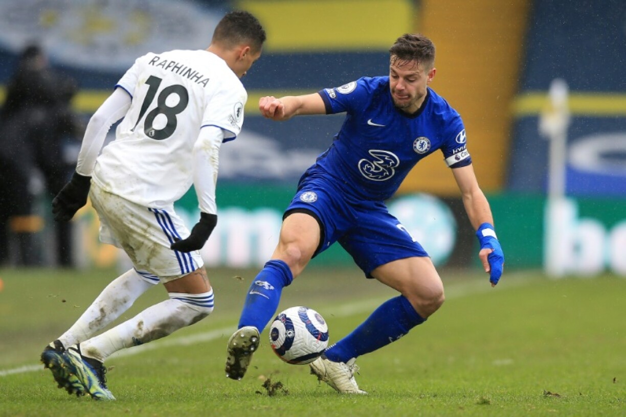 Le milieu brésilien de Leeds Raphinha (g) face au défenseur espagnol de Chelsea Cesar Azpilicueta, le 13 mars 2021 à Leeds