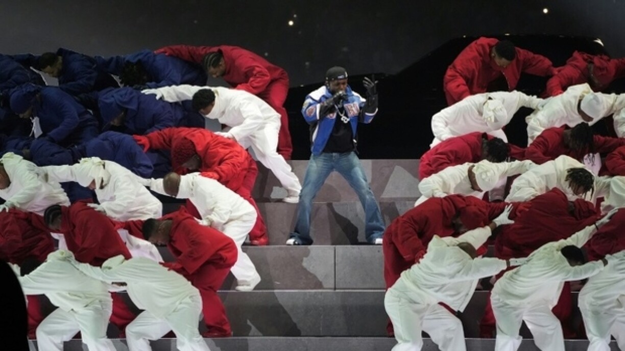 De Kendrick Lamar an der Haltime Show vum Super Bowl 2025.