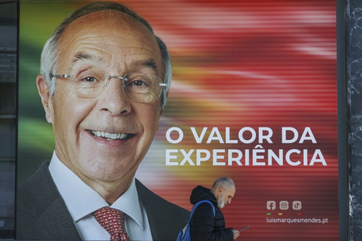 Une personne passe devant le quartier général de campagne du candidat à la présidence Luis Marques Mendes, du Parti social-démocrate (PSD), à Lisbonne, le 5 janvier 2026