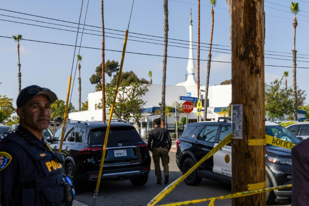 La police de San Diego empêche l'accès à une mosquée de San Diego après une attaque, le 18 mai 2026