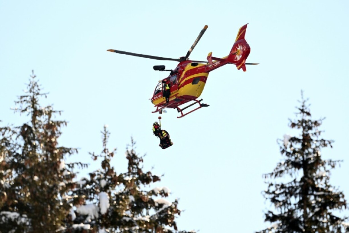 Le skieur français Alexis Pinturault évacué en hélicoptère après une chute lors du Super-G de Wengen, en Suisse, en Coupe du monde de ski alpin, le 12 janvier 2024.