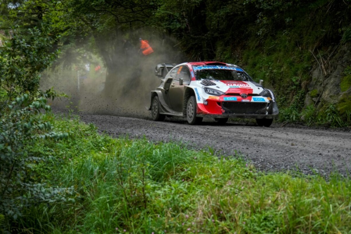 Le jeune Finlandais Kalle Rovanpera pilote sa Toyota Yaris hybride pendant la 6e épreuve spéciale du Rallye de Nouvelle Zélande, 11e manche du Championnat du monde (WRC), vendredi 30 septembre 2022 près d'Auckland