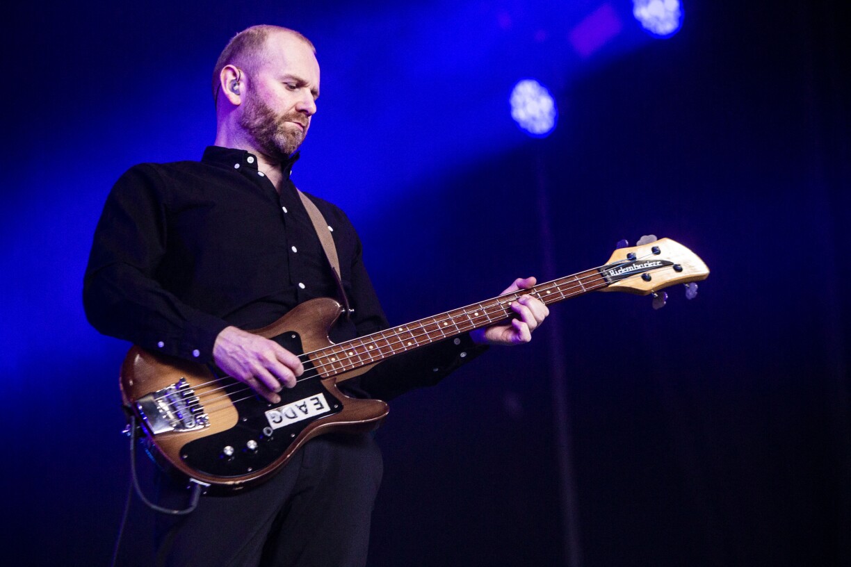 Hei eng Foto vum Bob Hardy bei engem Live-Optrëtt um Lowlands Festival 2019 an Holland.