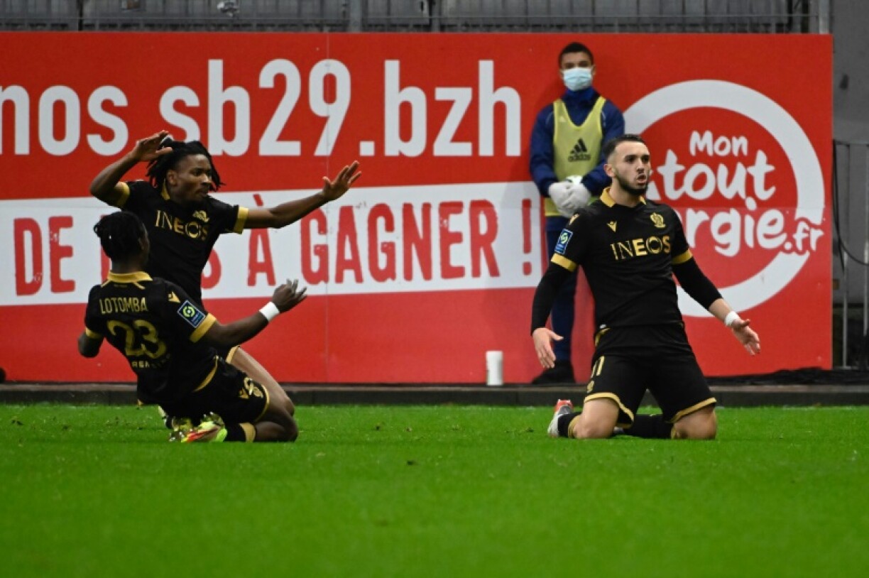 Les Niçois en liesse sur le 3e but marqué par Amine Gouiri (à droite) à Brest, le 9 janvier 2022