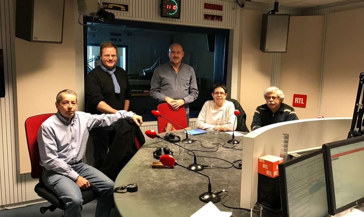 Lucien Montebrusco (Tageblatt), Claude Karger (Journal), Eric Ewald (RTL), Dani Schumacher (Wort) an Ali Ruckert (Lëtzebuerger Vollek).