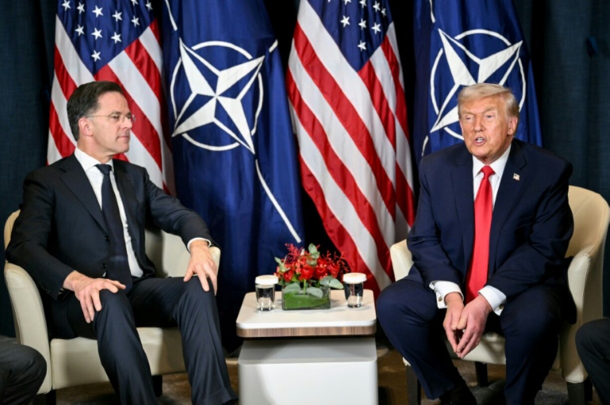 Le président américain Donald Trump (d) et le secrétaire général de l'Otan, Mark Rutte, lors d'une rencontre en marge du Forum économique mondial (WEF) à Davos, le 21 janvier 2026 en Suisse