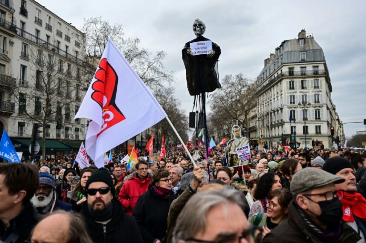 Des manifestants lors d'une mobilisation nationale contre la réforme des retraites, le 11 mars 2023 à Paris