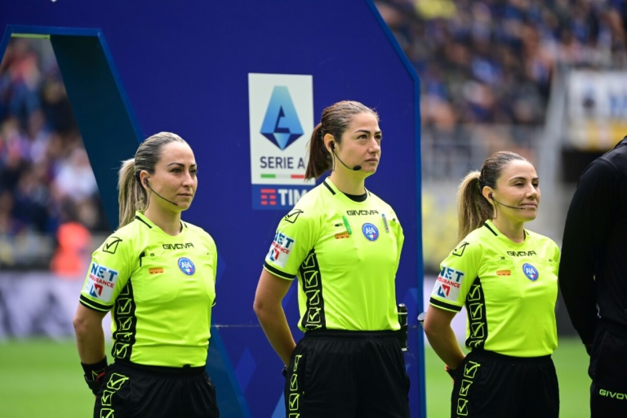 L'arbitre Maria Sole Ferrieri Caputi, assistée de Tiziana Trasciatti et de Francesca Di Monte avant le match entre l'Inter Milan et le Torino le 28 avril 2024 à San Siro