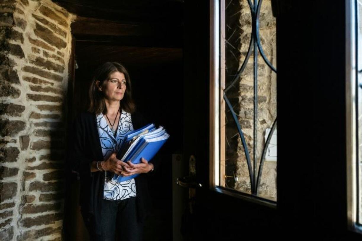 Depuis le décès de son mari routier, Sophie Rollet se bat pour faire la lumière sur cette étrange épidémie d'accident qui frappe certains pneus.