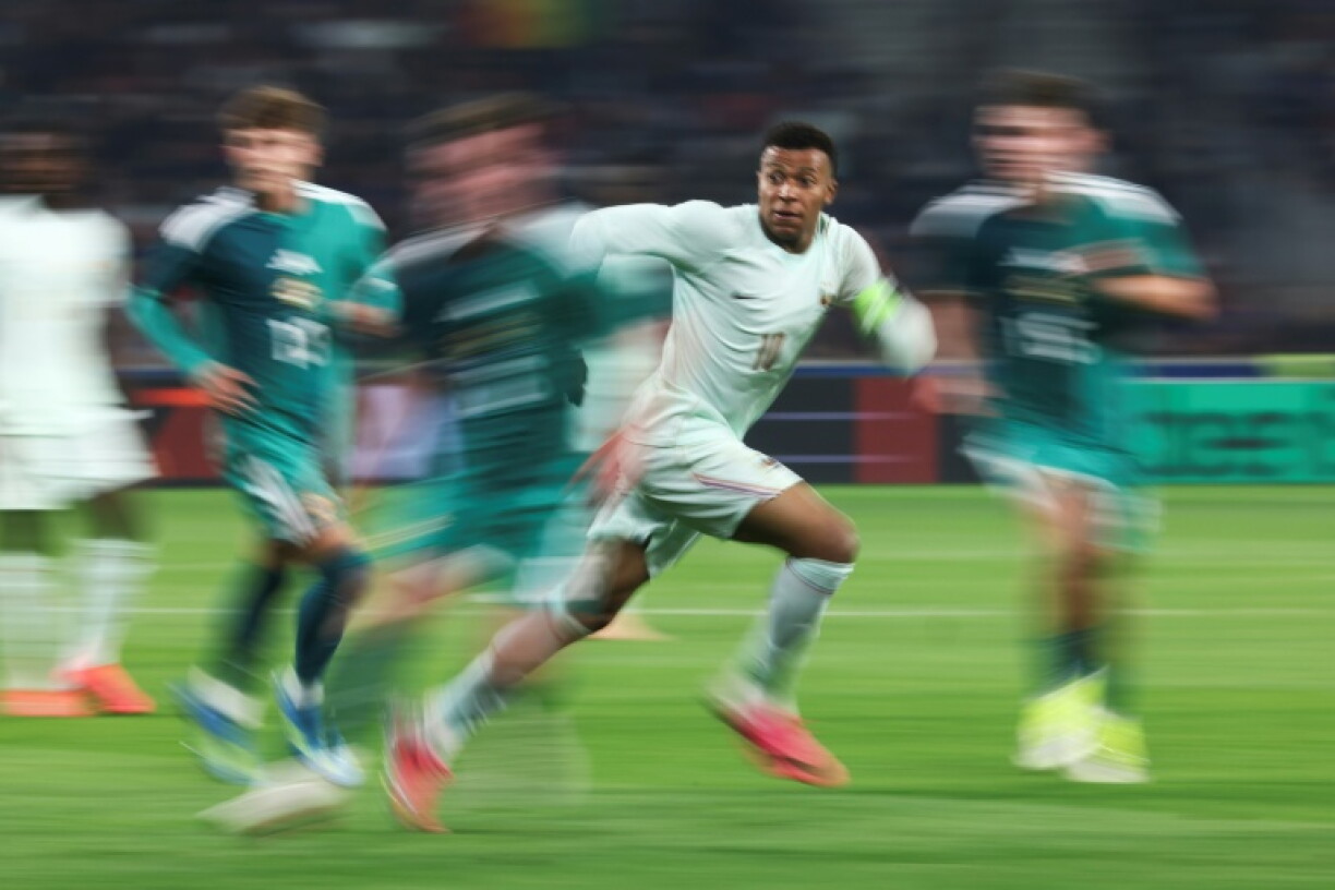 Kylian Mbappe effectue un appel lors de la victoire des Bleus contre l'Irlande du Nord (3-1), le 8 juin 2026 à Villeneuve-d'Ascq