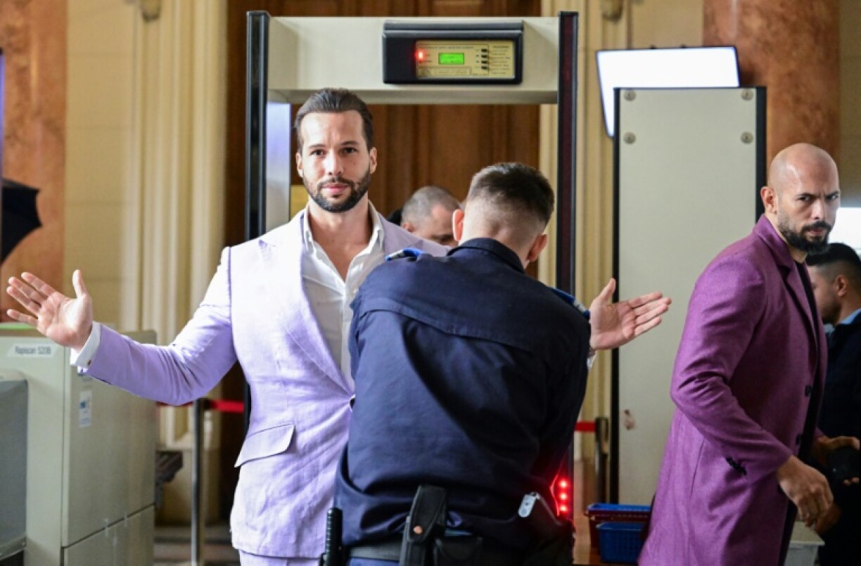 L'influenceur masculiniste britannique Andrew Tate (à droite) et son frère Tristan (à gauche) à l'intérieur de la cour d'appel de Bucarest, le 10 décembre 2024