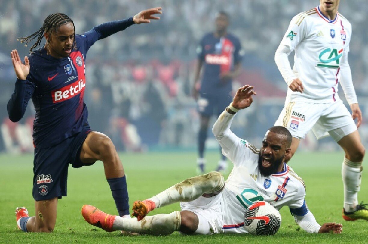 L'attaquant parisien Bradley Barcola (g) et le capitaine lyonnais Alexandre Lacazette, le 25 mai 2024 à Villeneuve-d'Ascq