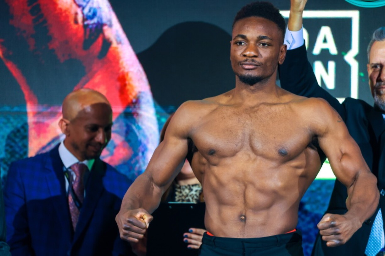 Christian Mbilli pose lors de la pesée à la veille de son combat pour le titre WBC des super-moyens contre Canelo Alvarez, le 30 octobre 2026 à Riyad