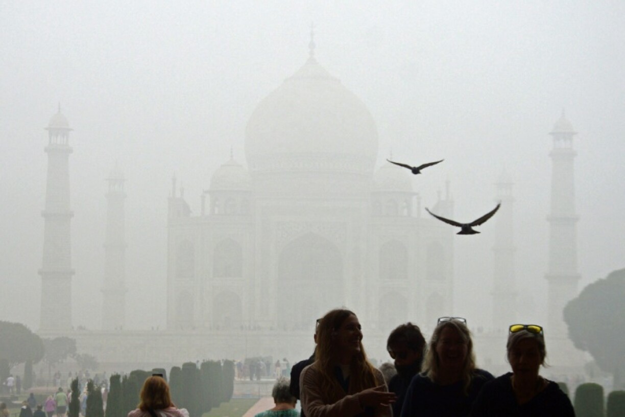 Des touristes devant le Taj Mahal, Agra, le 18 novembre 2024