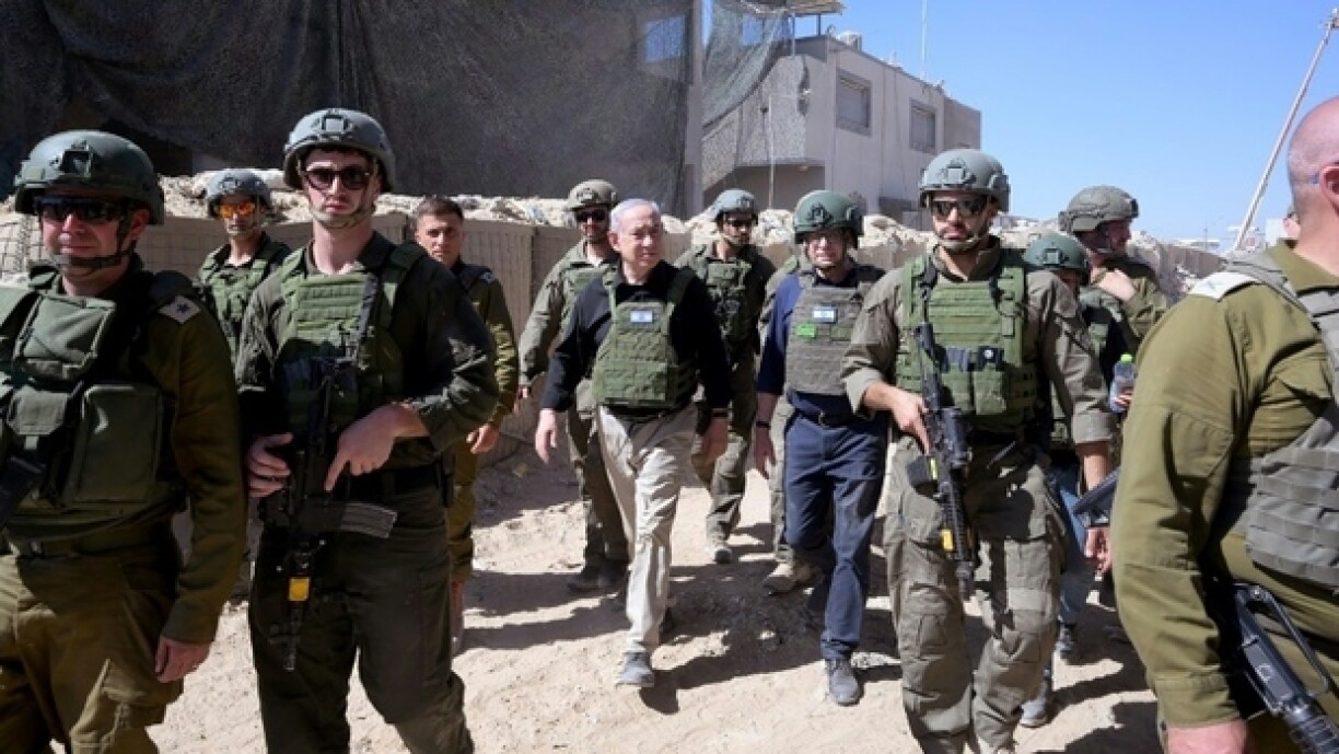 Le Premier ministre israélien Benjamin Netanyahu en visite auprès des troupes à Rafah, dans le sud de la bande de Gaza, selon une photo diffusée par son bureau, le 18 juillet 2024.