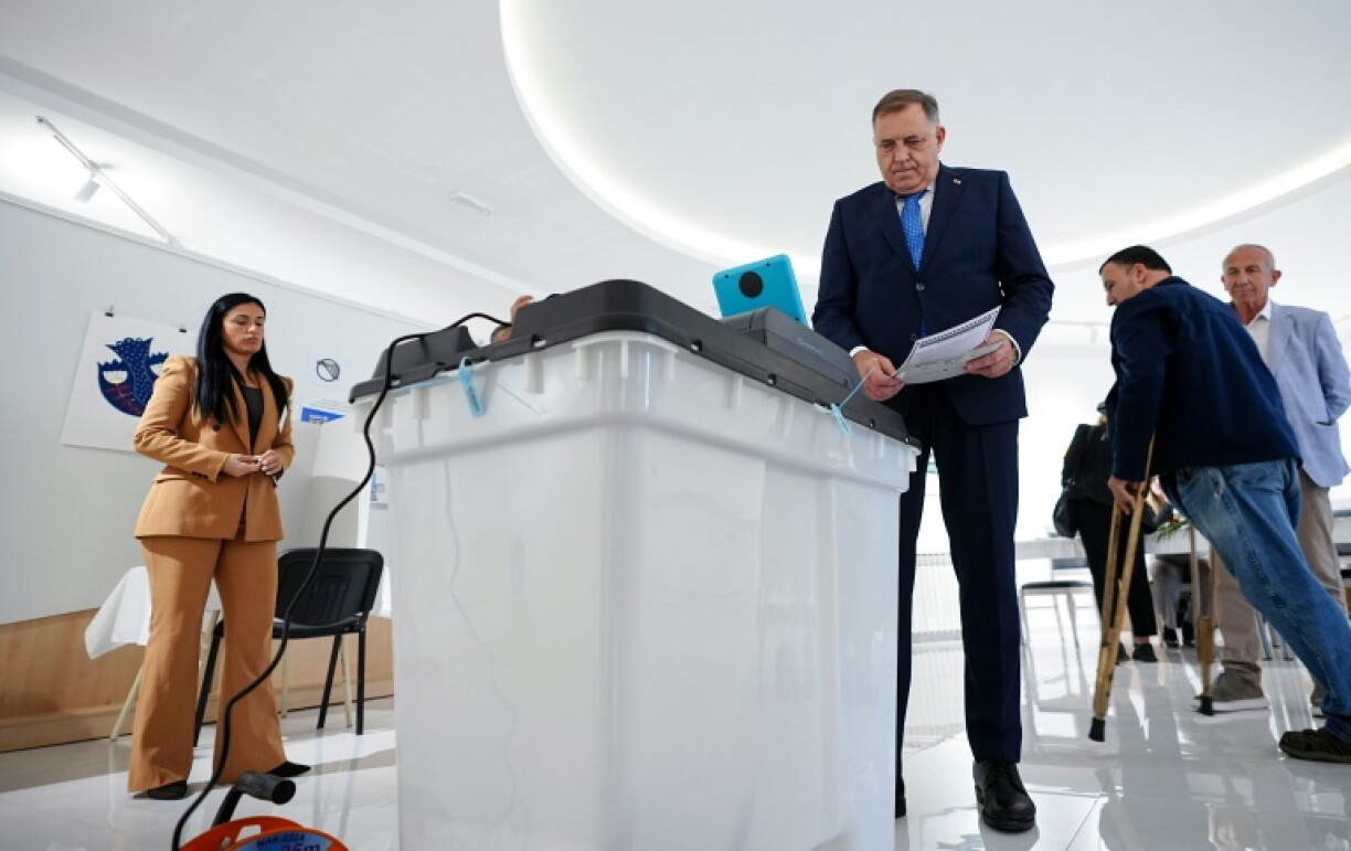 Former president of Republika Srpska and former member of Bosnia's tripartite presidency Milorad Dodik casts his ballot