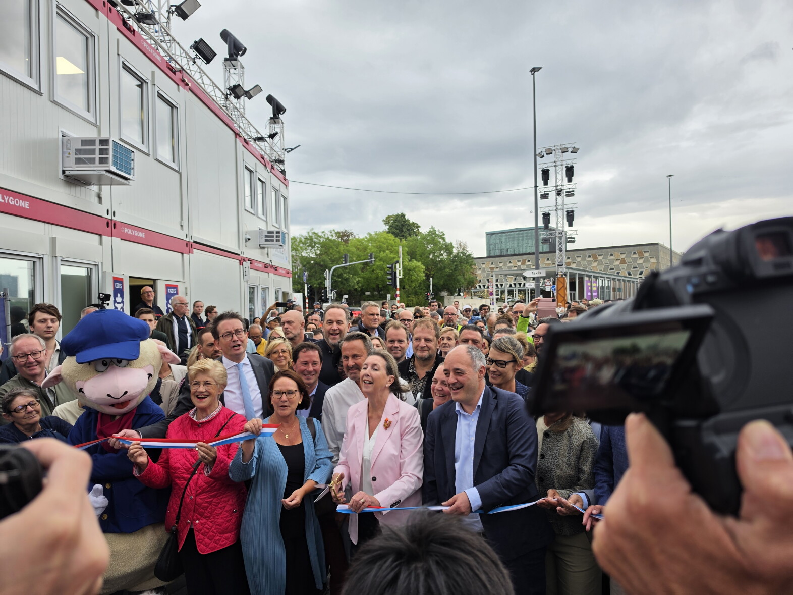 E Freideg um 17 Auer gouf d'Band duerchgeschnidden an domadder d'Fouer offiziell opgemaach.