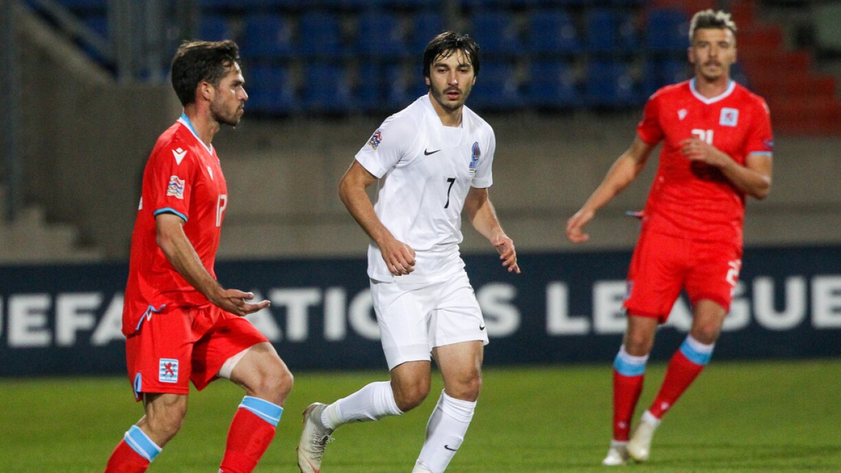 De Mica Pinot ass ganz lénks op der Foto ze gesinn.