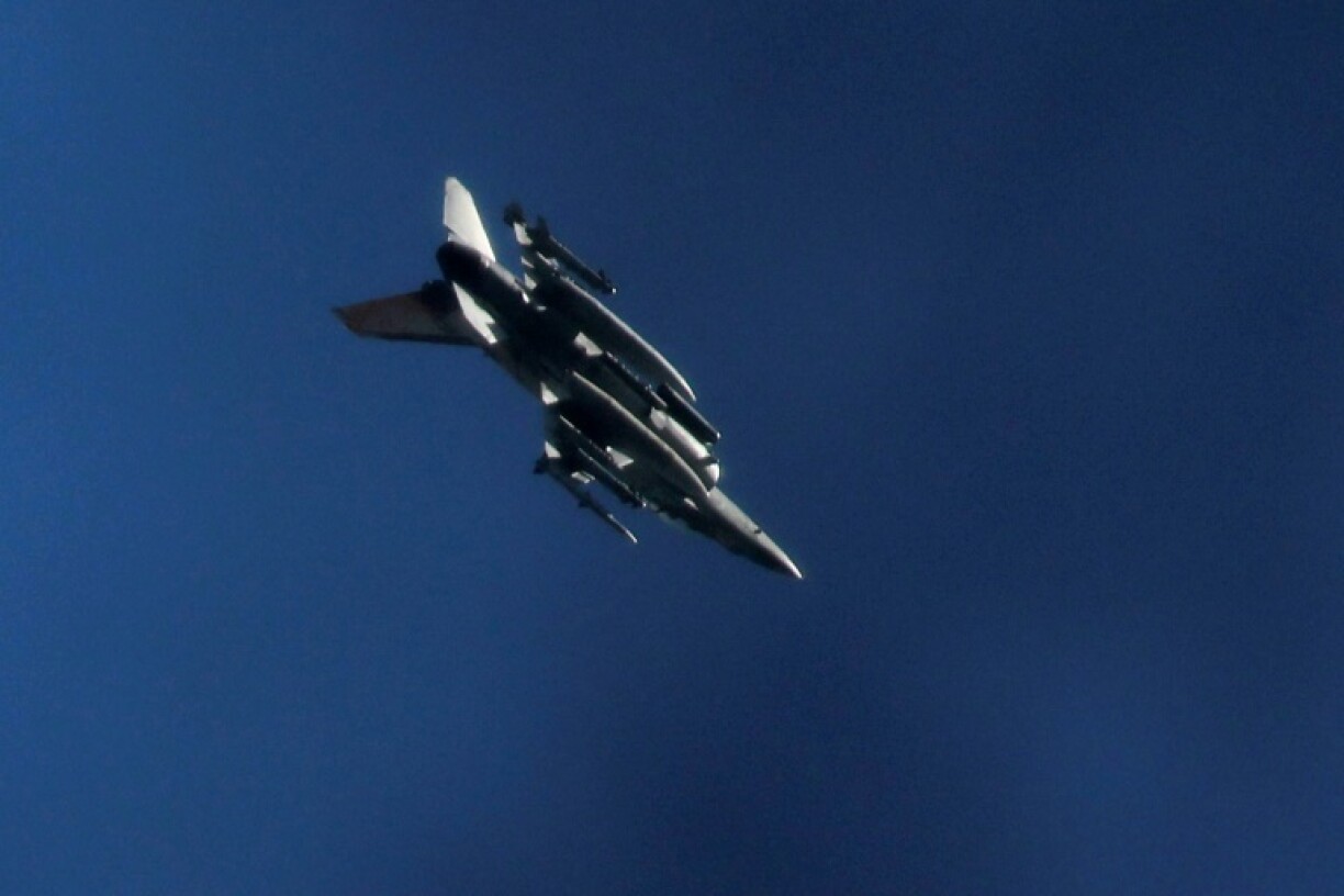 Un avion de combat de l'armée israélienne survole la zone frontalière entre le nord d'Israël et le sud du Liban, le 21 juin 2024