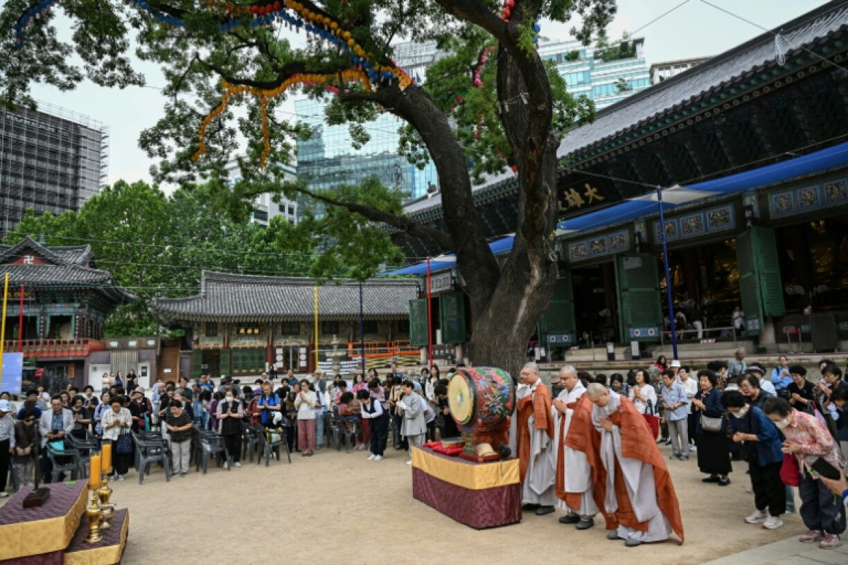 Cette photo prise le 2 juillet 2026 montre des fidèles priant au temple Jogyesa, à Séoul.