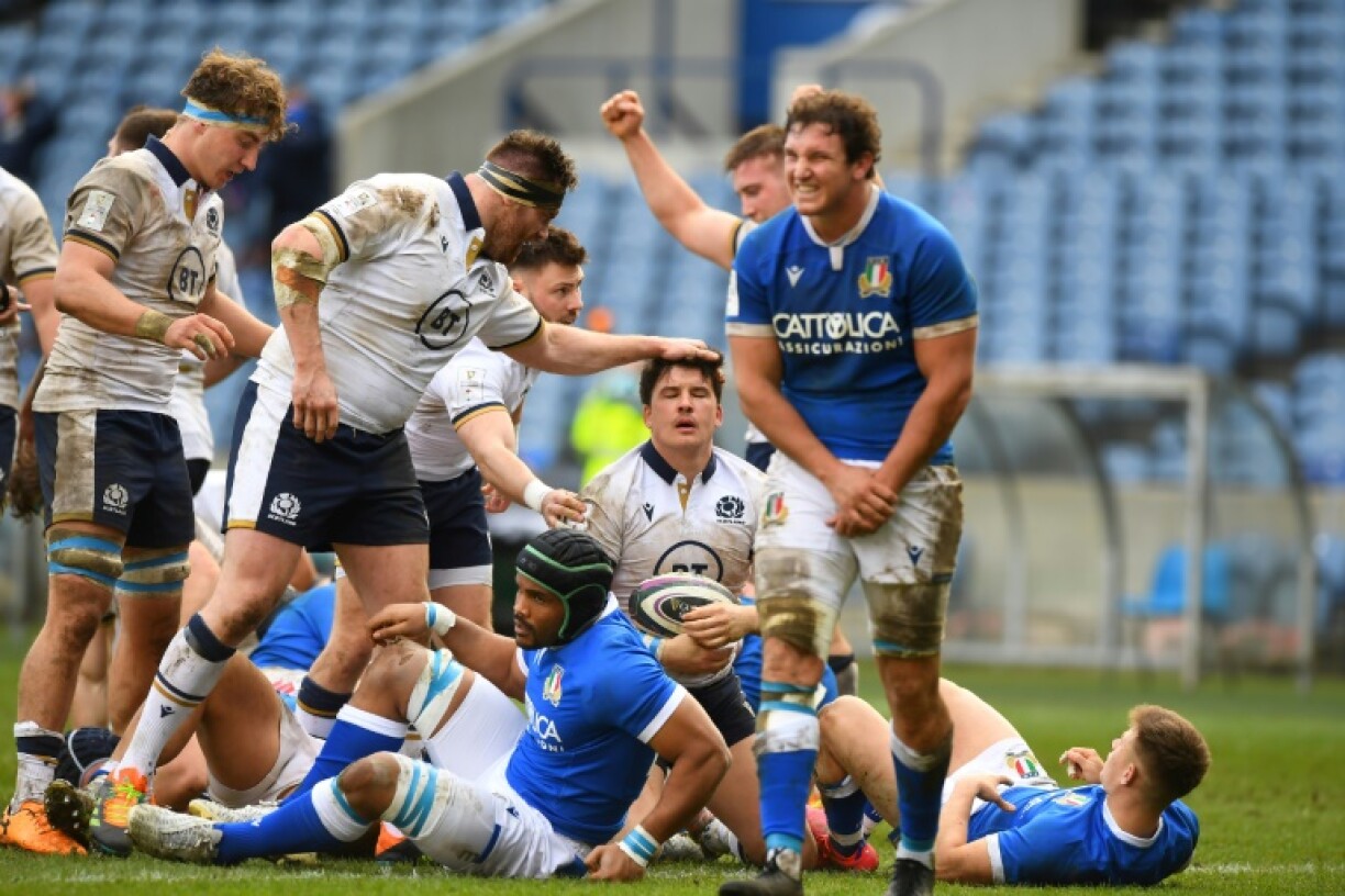 Le trois quarts centre écossais Sam Johnson est félicité par ses coéquipiers après son essai face à l'Italie, lors du Tournoi des Six nations, le 20 mars 2021 à Edimbourg