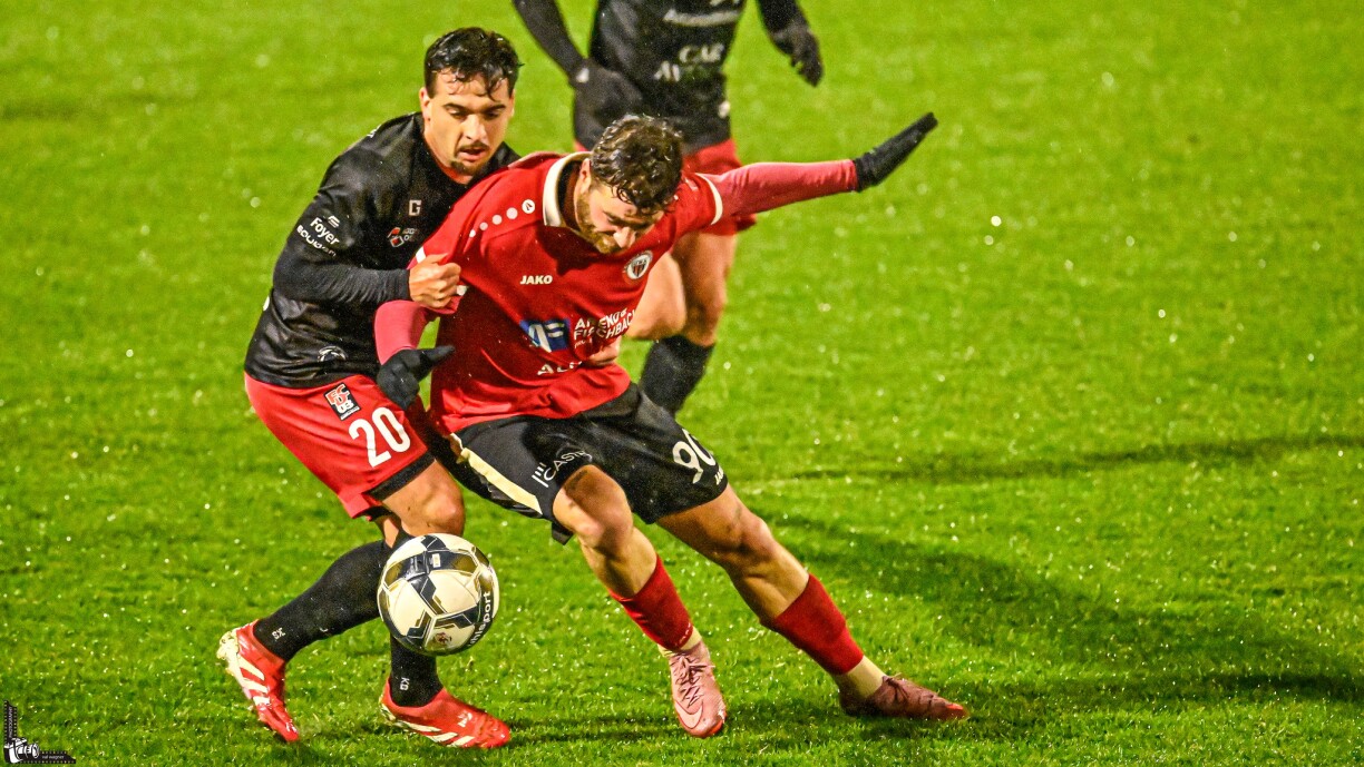 Rafa Pinto tente de museler Nico Perez. L’attaquant français a pesé de tout son poids dans le choc de mercredi. (Photo: Val Wagner)
