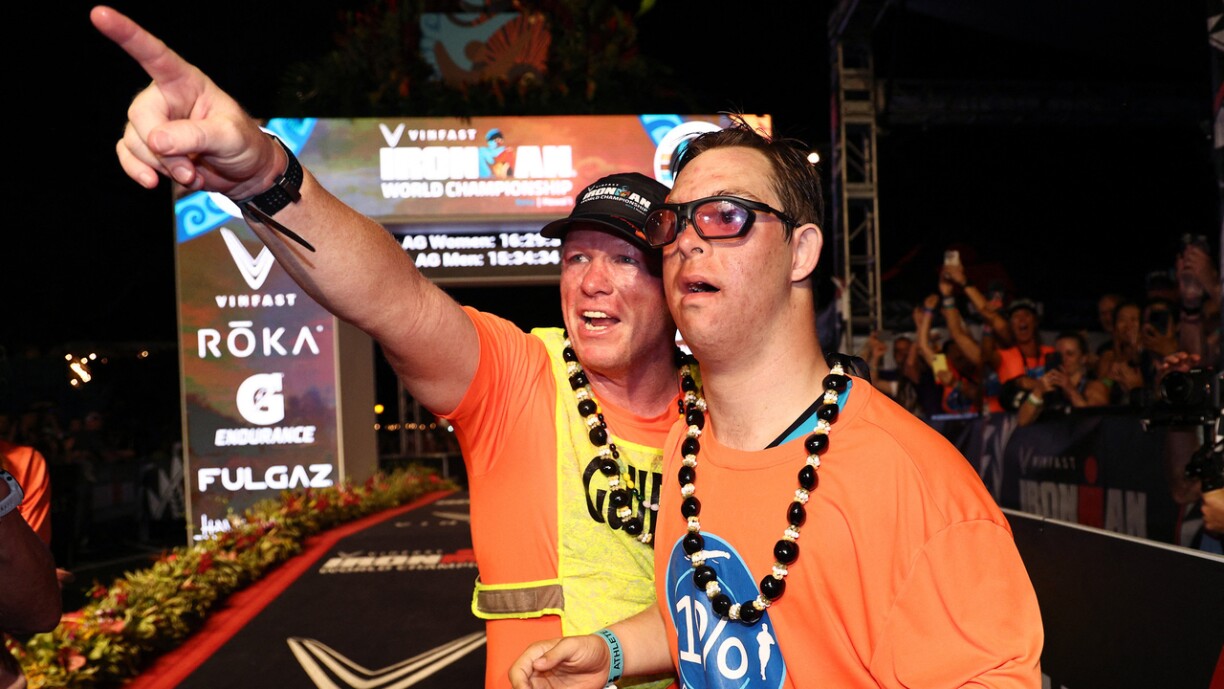 De Chris Nikic a säi Betreier Dan Grieb, nodeem si zu Kailua Kona iwwert d'Zillinn vum Hawaii-Ironman gelaf sinn.