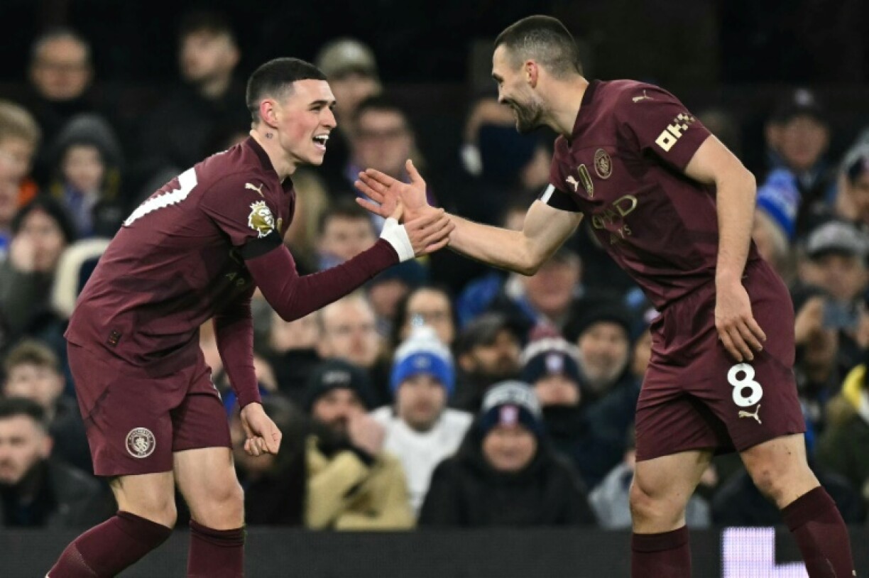 Manchester City's Phil Foden (L) celebrates with Mateo Kovacic after scoring against Ipswich