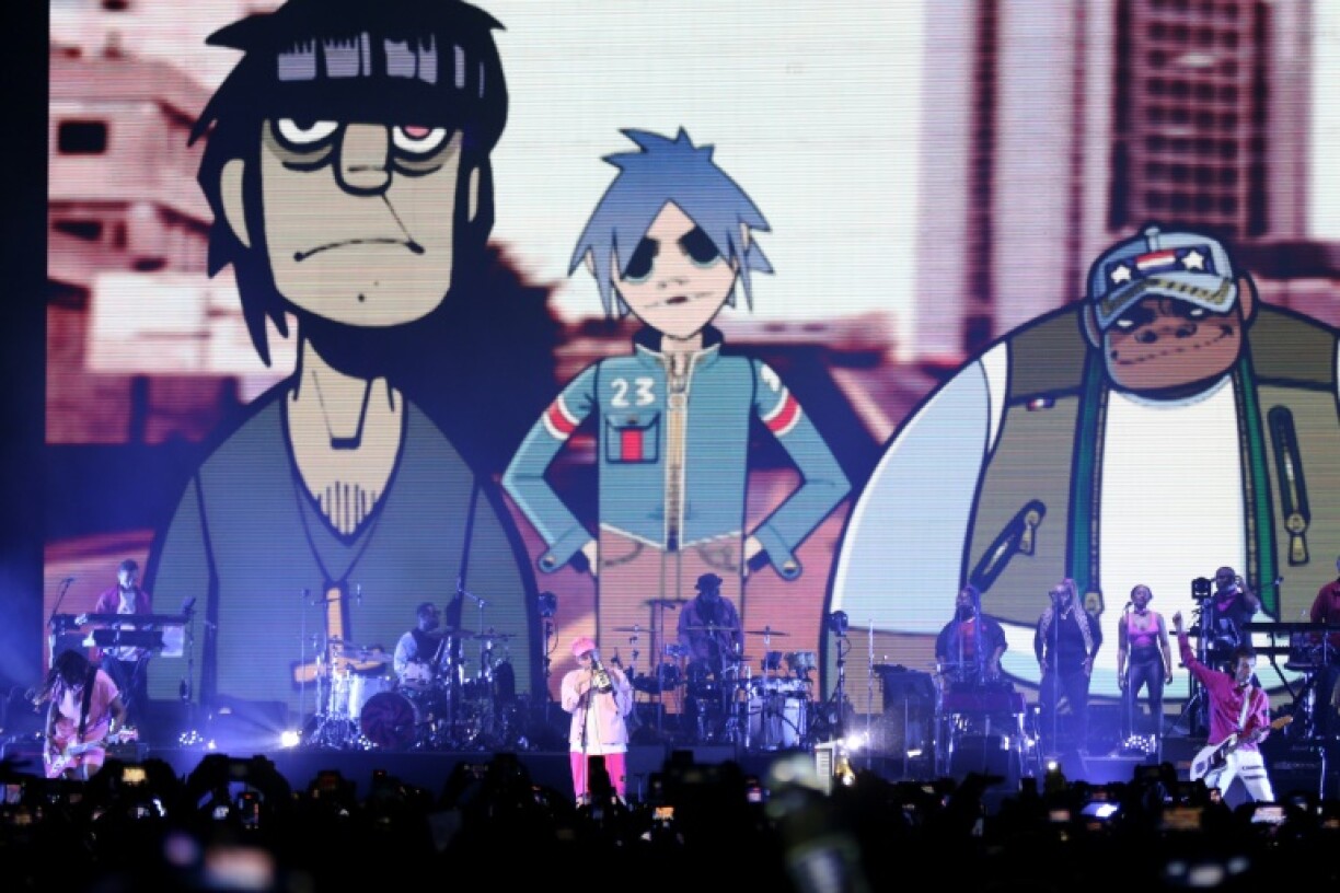 Le chanteur Damon Albarn (c) et son groupe Gorillaz en concert au Movistar Arena, le 12 mai 2022 à Bogota, en Colombie