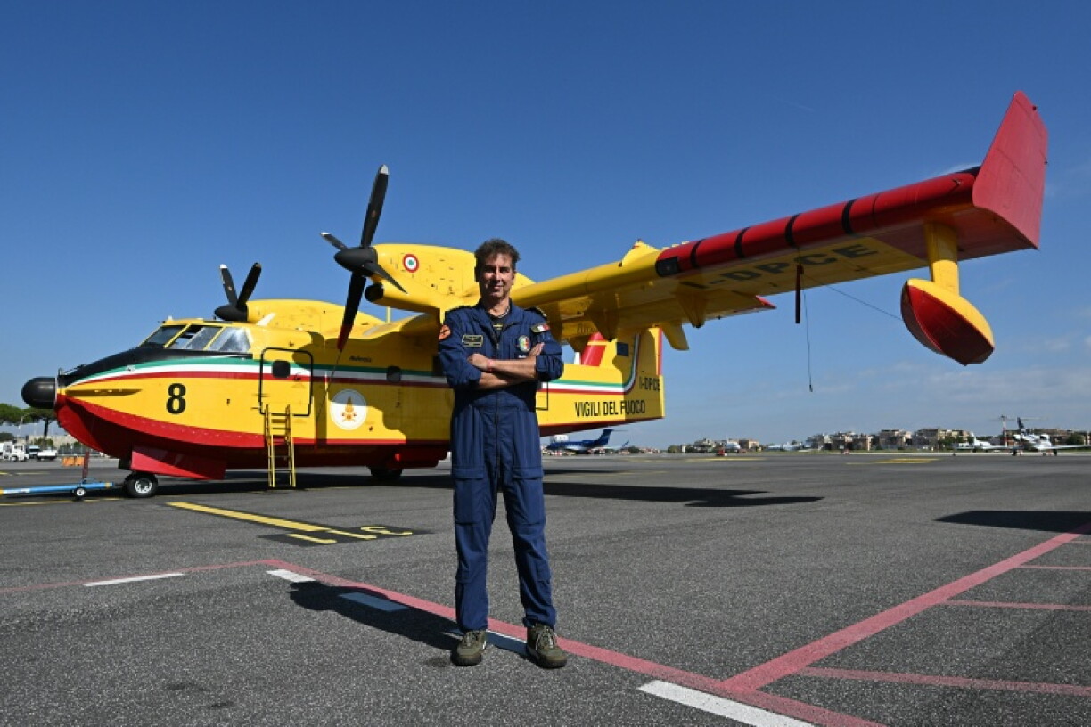 The Canadair CL415s are high-wing twin-engine turboprop water bombers amphibious aircraft, with a range of 2,427 km, a maximum speed of 376 km/h and a capacity of 6,137 liters of water.
