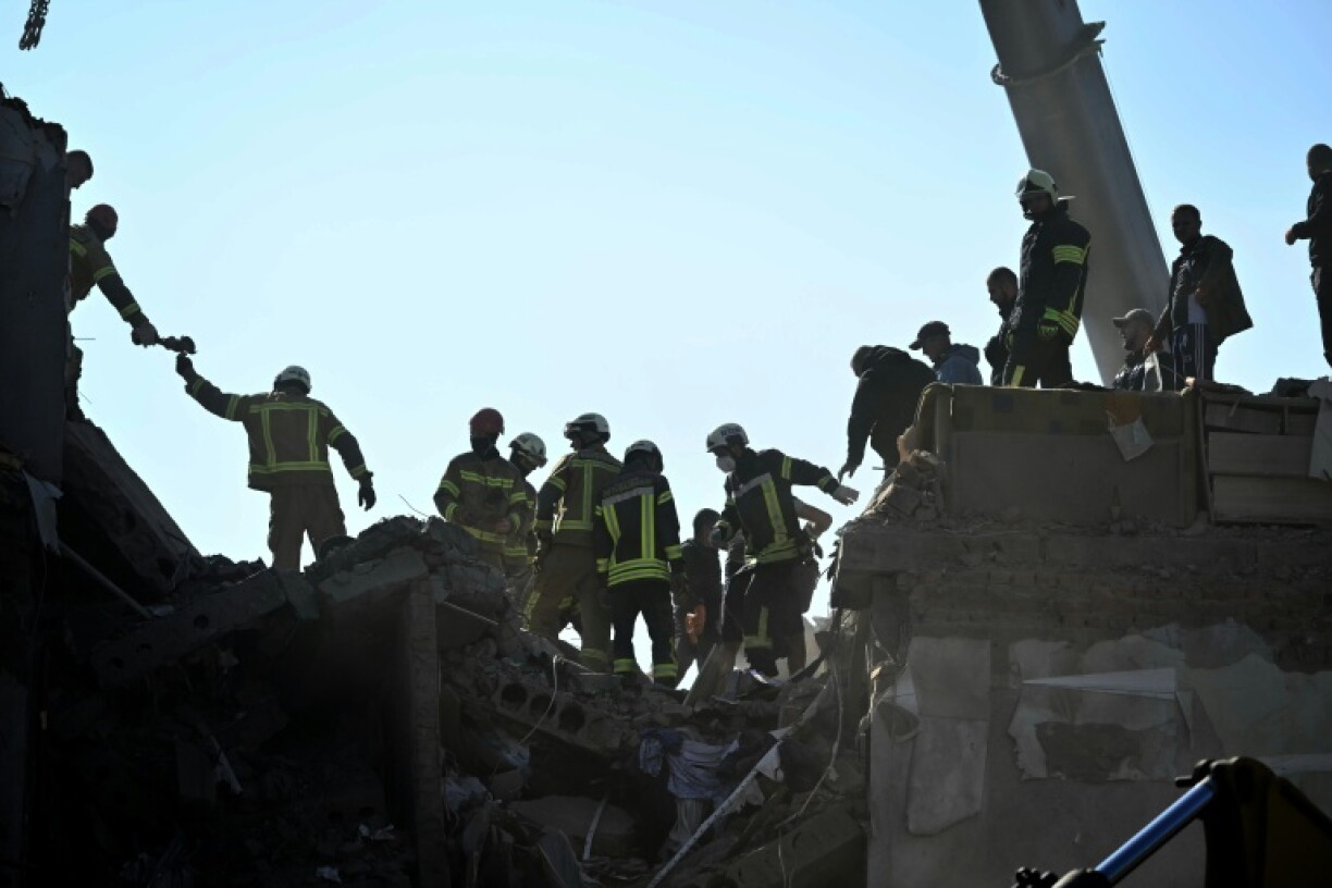 Les secours à la recherche de survivants dans les décombres d'un immeuble résidentiel après une frappe aérienne russe à Prylouky en Ukraine le 7 octobre 2026