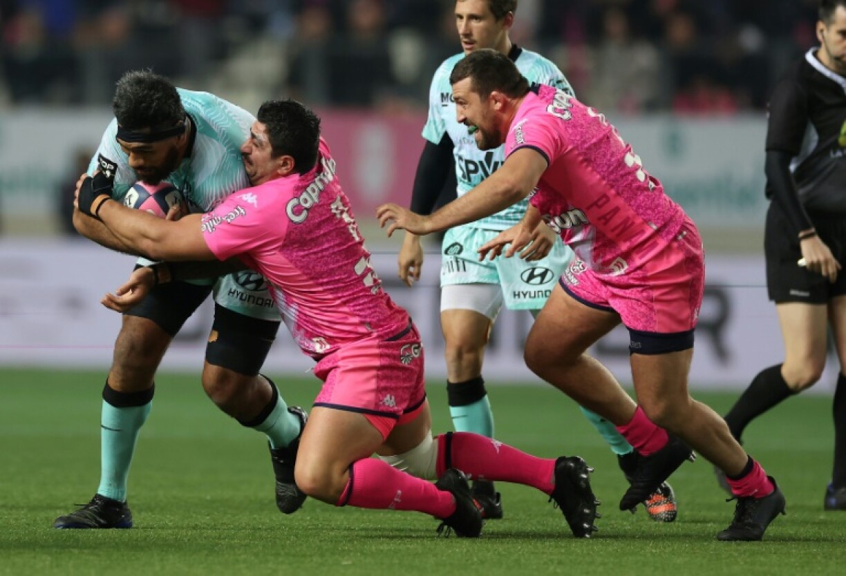 Les joueurs du Stade Français peinent à stopper le Toulonnais Brian Alainnu’uese lors du match disputé à Paris, le 26 novembre 2022
