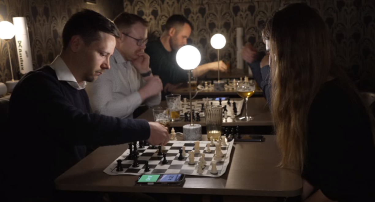 La tendance du jeu d'échecs dans les bars gagne peu à peu du terrain au Luxembourg. Comme ici, au Croque Bedaine, au Limpertsberg.