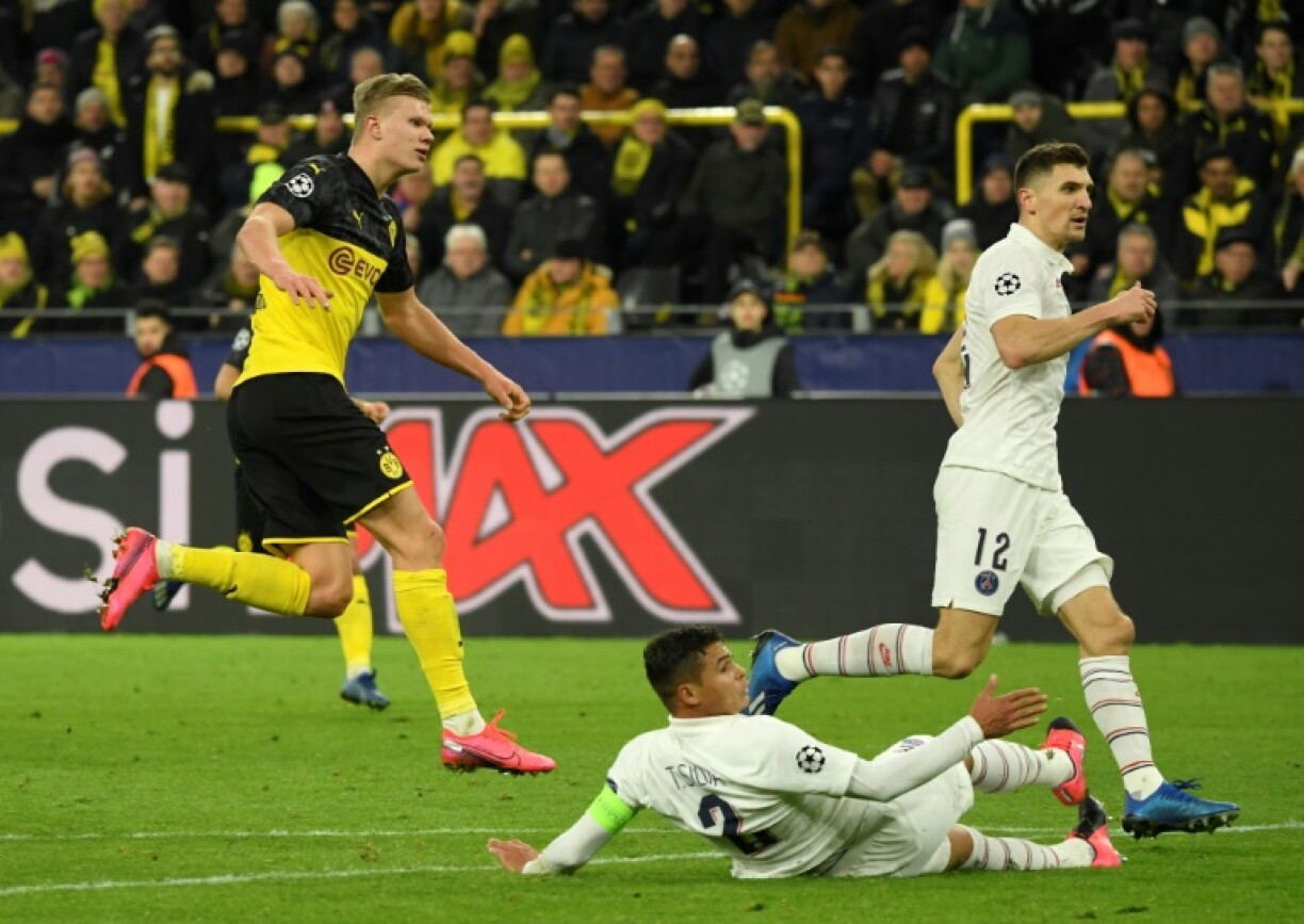 Le PSG de Thiago Silva concède l'ouverture du score à Erling Haaland (g) dans la victoire du Borussia Dortmund dans la Ruhr, le 18 février 2020
