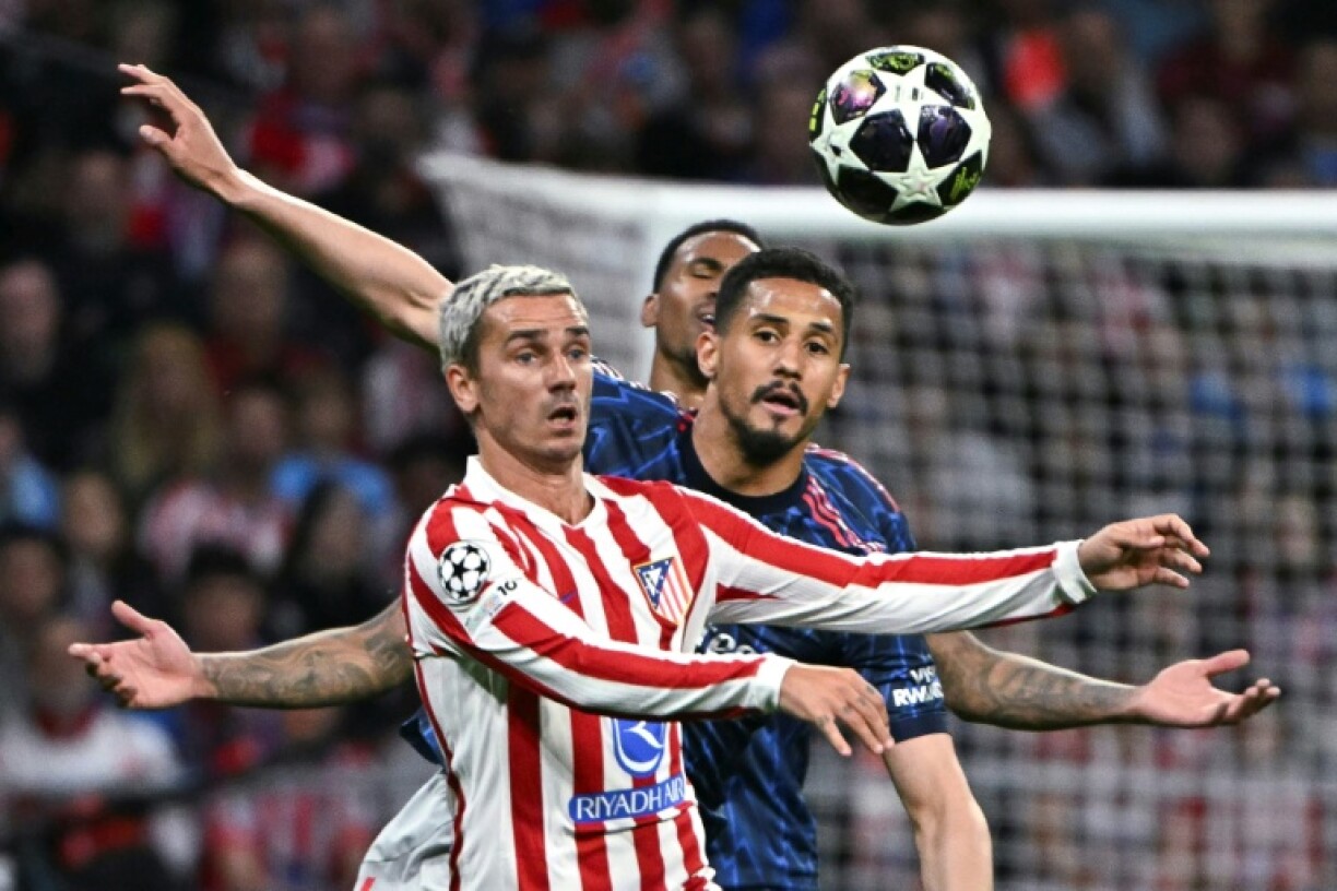 Antoine Griezmann tente de conserver le ballon devant William Saliba durant la demi-finale aller de Ligue des champions entre l'Atlético Madrid et Arsenal, le 29 avril 2026 à Madrid