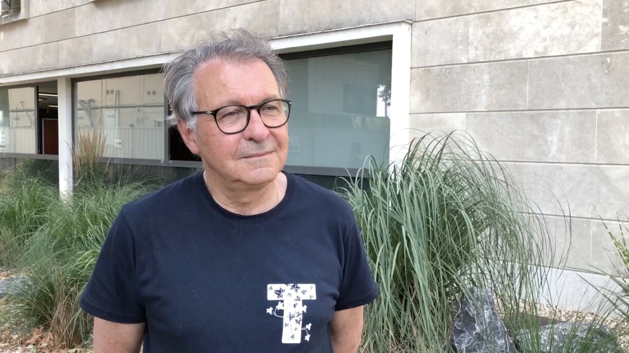 Pierre Cuny, maire de Thionville, devant le centre de vaccination.