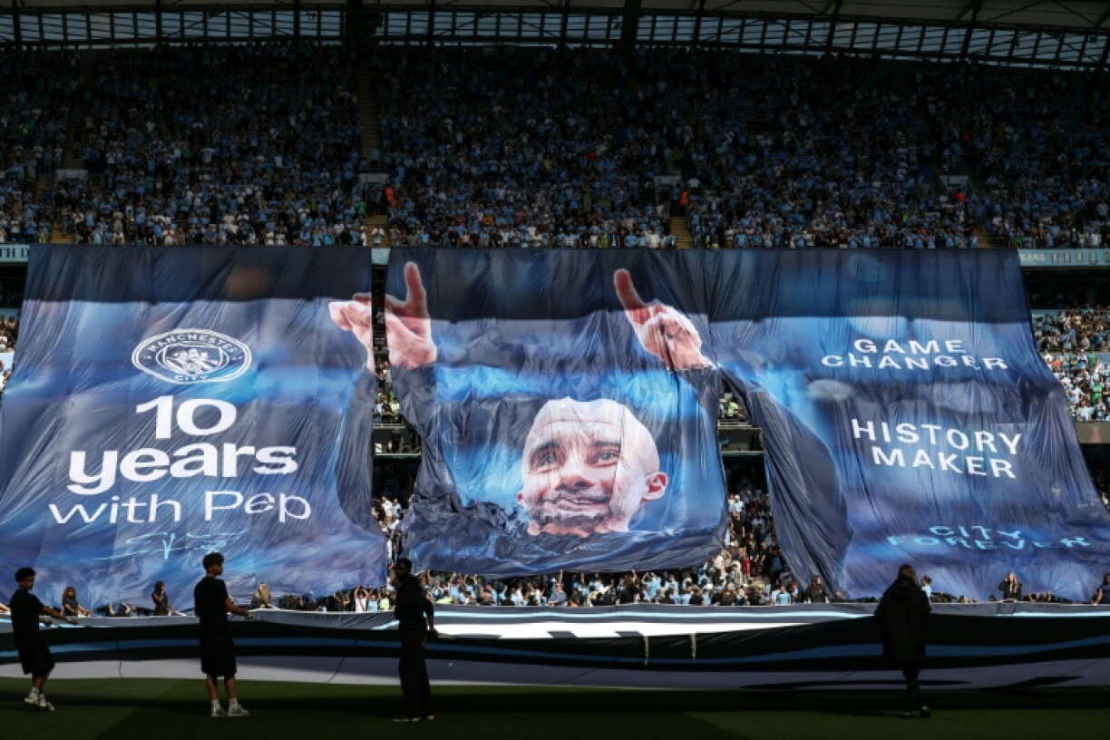 Les supporters de Manchester City déploient une banderole en hommage à Pep Guardiola, sur le départ, lors de son dernier match avec le club, la réception d'Aston Villa, le 24 mai 2026
