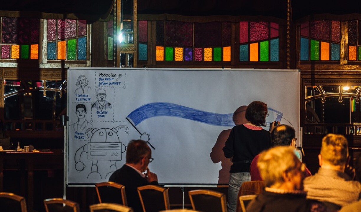 D'Kënschtlerin Yolande Koster huet d'Gespréich op-gezeechent!