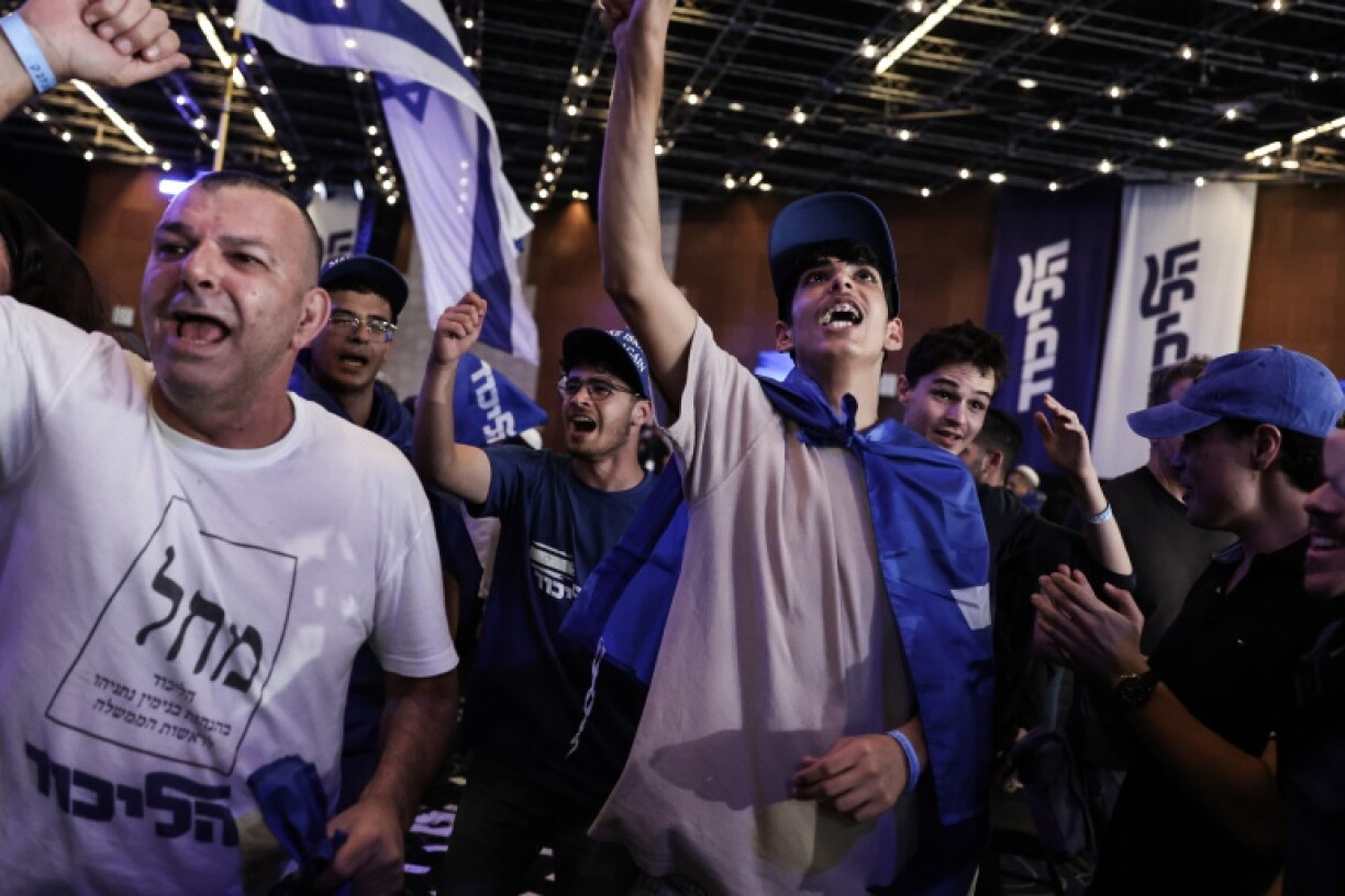 Des soutiens du Likoud célèbrent les résultats des élections législatives israéliennes, le 28 octobre 2026 à Jérusalem