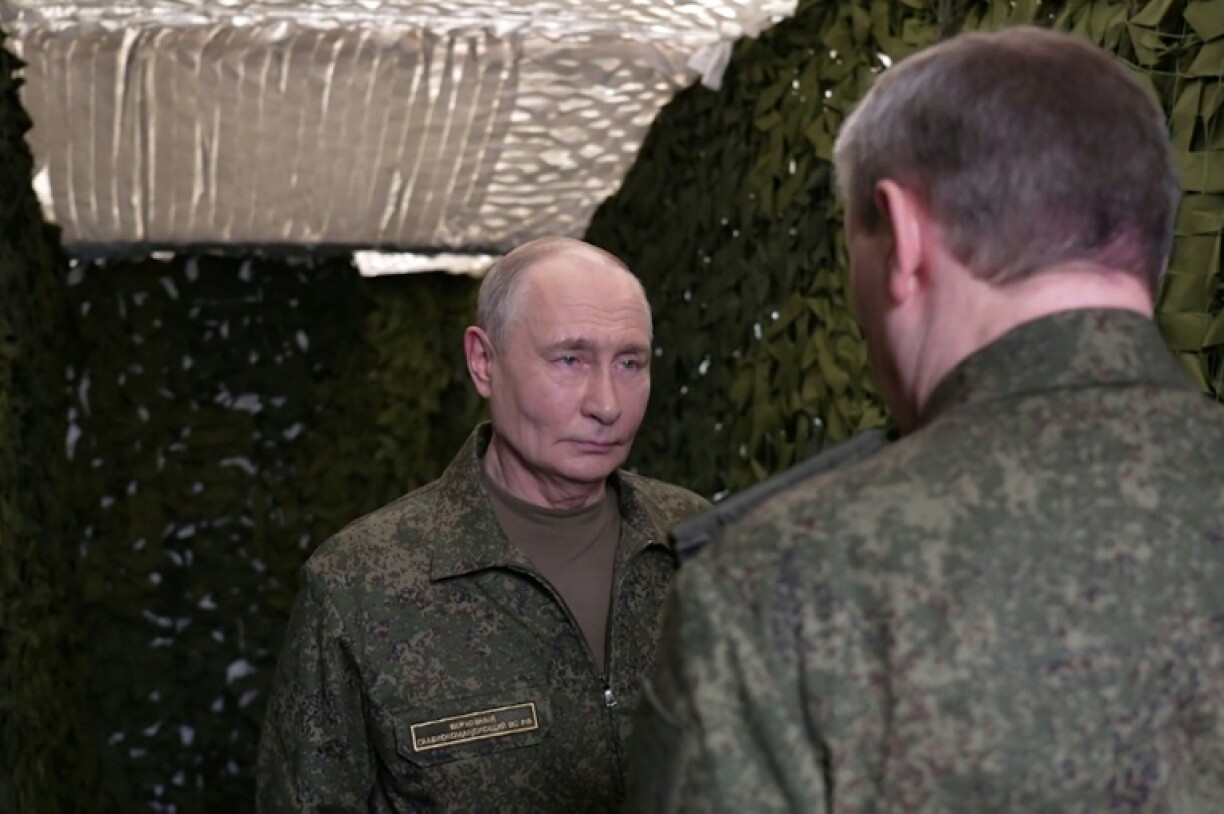 Sur cette image diffusée le 3 juillet 2026 par le service de presse de la présidence russe, Vladimir Poutine est accueilli par le chef d'état-major russe, Valéri Guérassimov, dans un poste de commandement situé dans un lieu non précisé