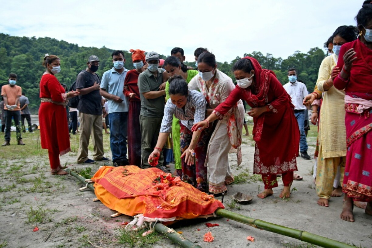 Die Zahl der Toten nach der Sturzflut im Himalaya ist in Nepal nach offiziellen Angaben auf mindestens 903 gestiegen. Mindestens 4247 weitere Menschen werden dort laut Behörden noch vermisst. In der Region Tibet starben mindestens 16 Menschen.